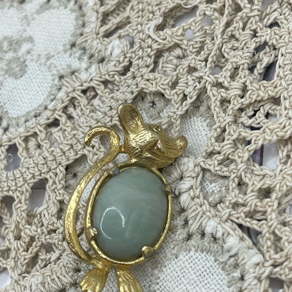 Elegant Jelly Belly mouse brooch‎